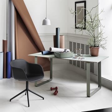 Fiber armchair med dreibar kontorfot - svart - Muuto