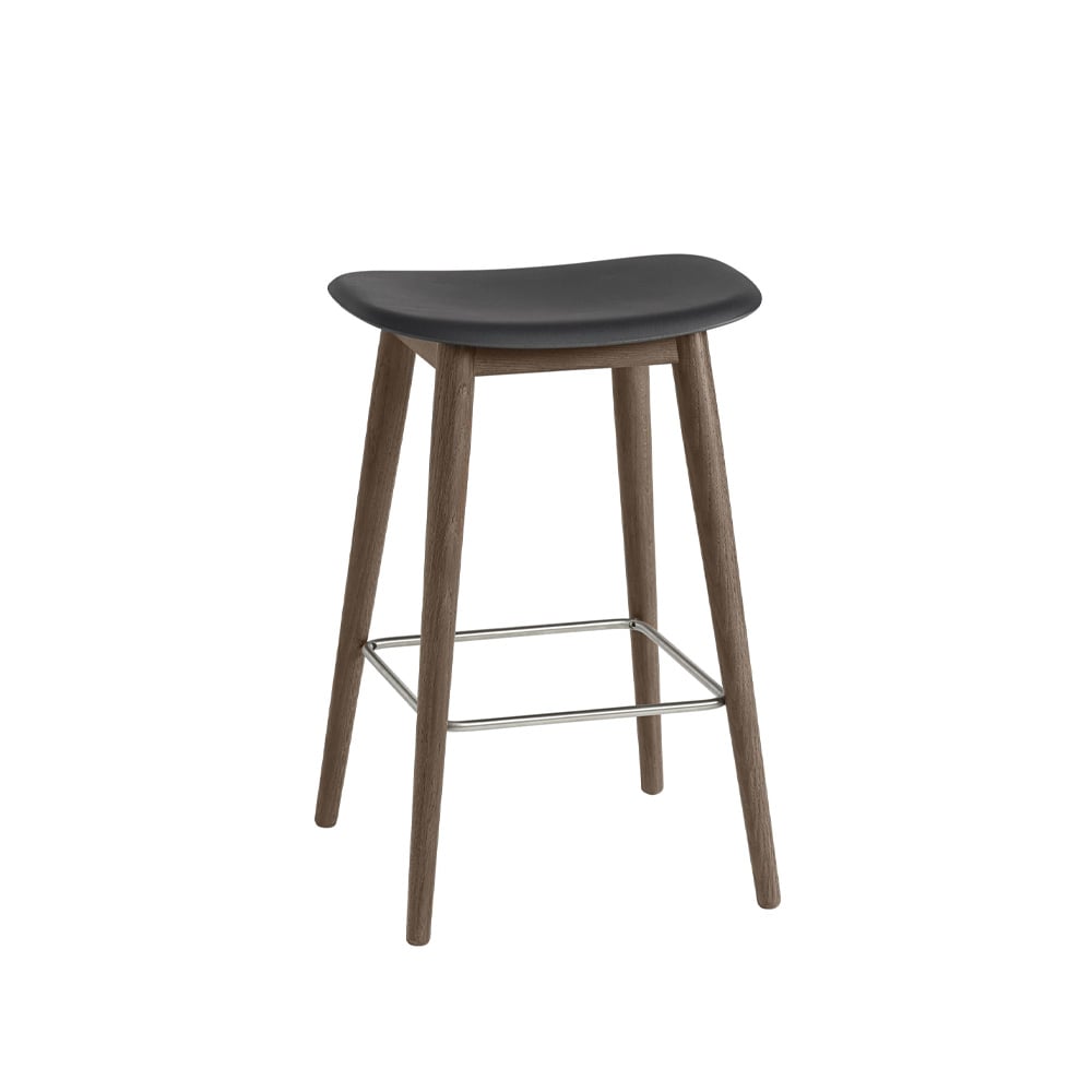 Muuto Fiber bar stool 75 cm black, mørkebrunbeisede ben