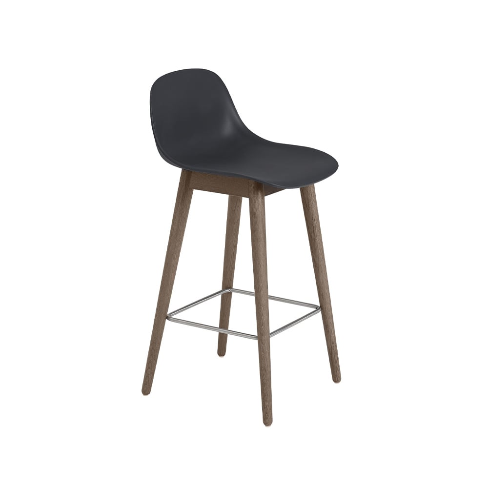 Bilde av Muuto Fiber barstol med ryggstøtte 65 cm Black-mørkebrunbeisede ben