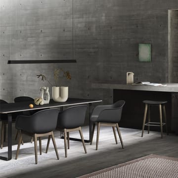 Fiber Chair stol med armstøtte og trebein - Black-stained dark brown - Muuto