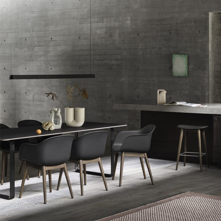 Fiber Chair stol med armstøtte og trebein, Black-stained dark brown Muuto