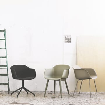 Fiber Chair stol med armstøtte og trebein - dusty green - Muuto