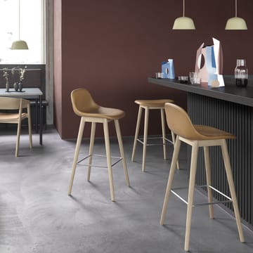 Fiber counter stool 75 cm - black, mørkebrunbeisede ben - Muuto
