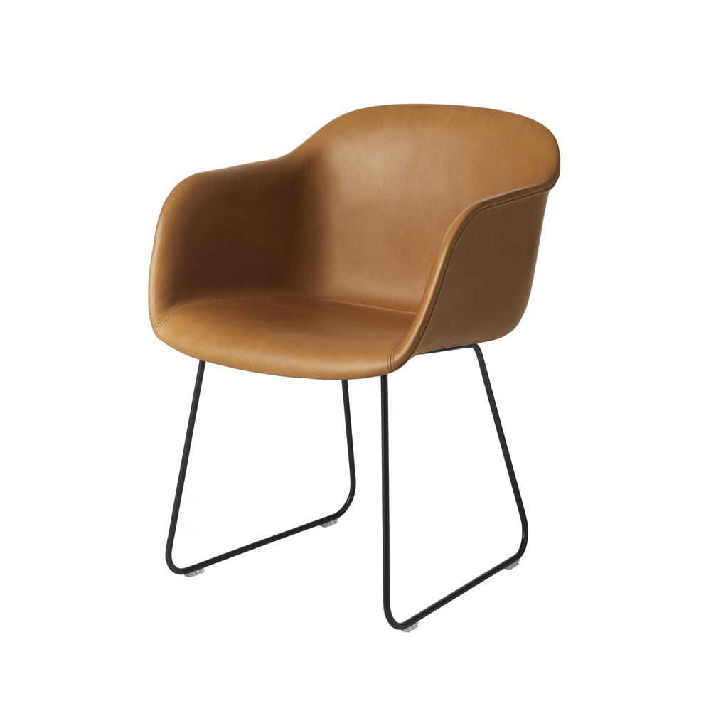 Muuto Fiber karmstol sled base Refine skinn cognac-sort