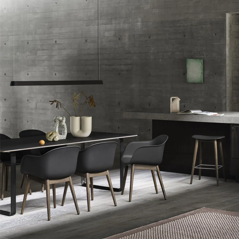 Fiber karmstol treben, skinn stone, brunbeisede eikeben Muuto