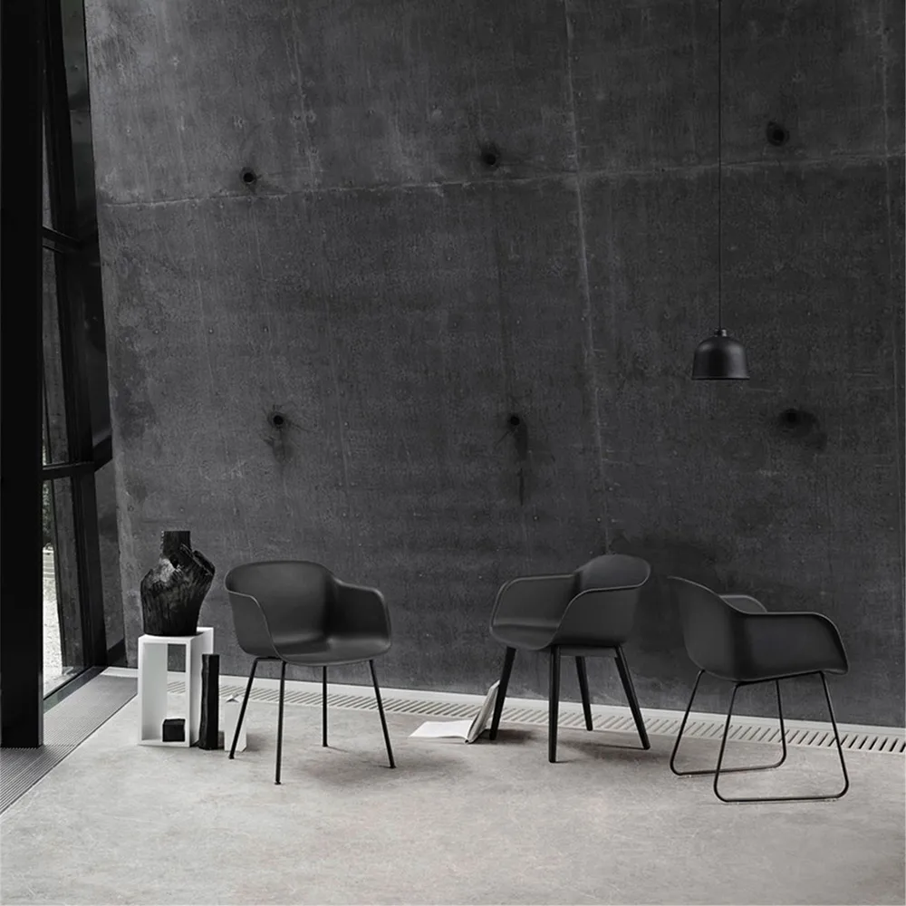 Fiber karmstol treben, skinn stone, brunbeisede eikeben Muuto