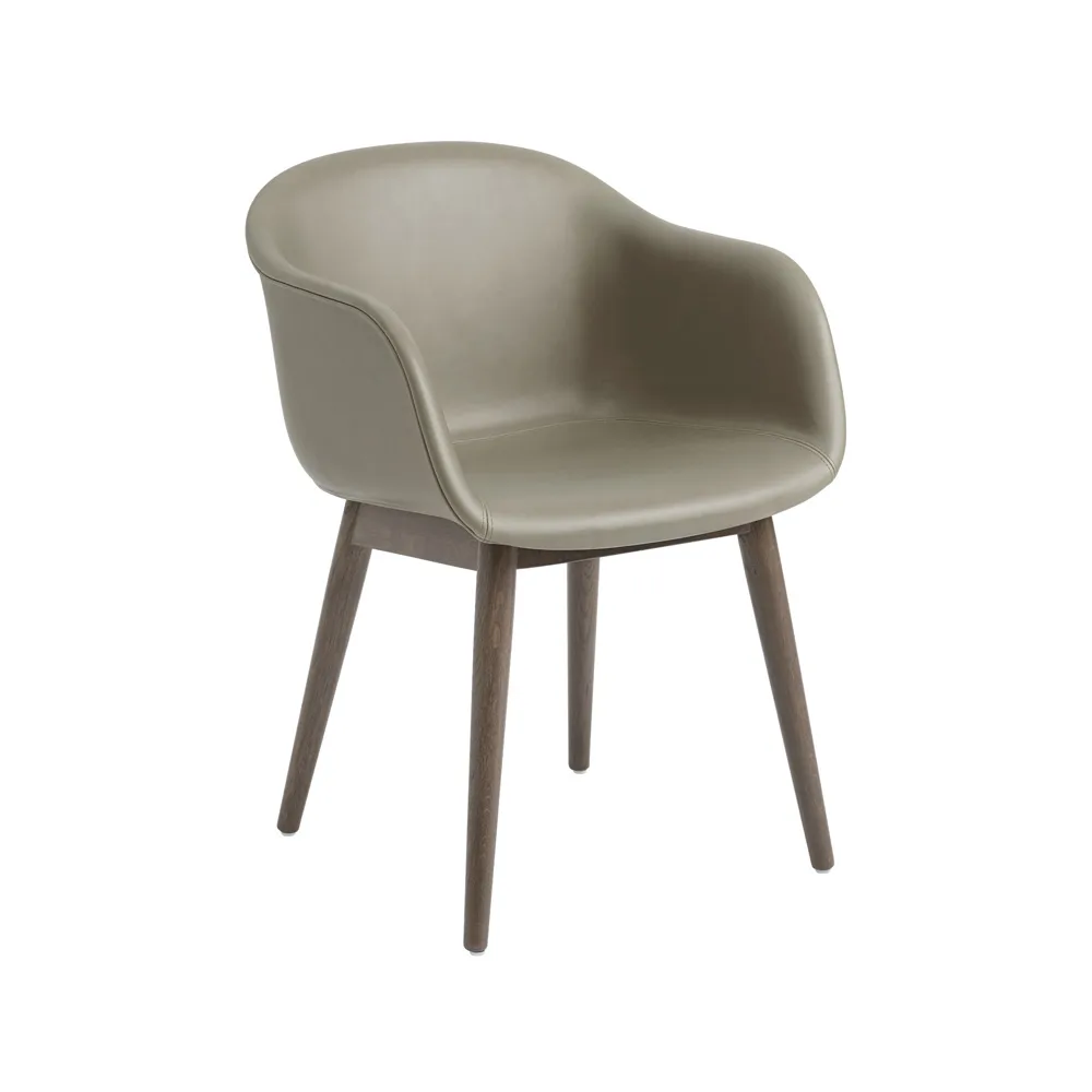 Fiber karmstol treben, skinn stone, brunbeisede eikeben Muuto