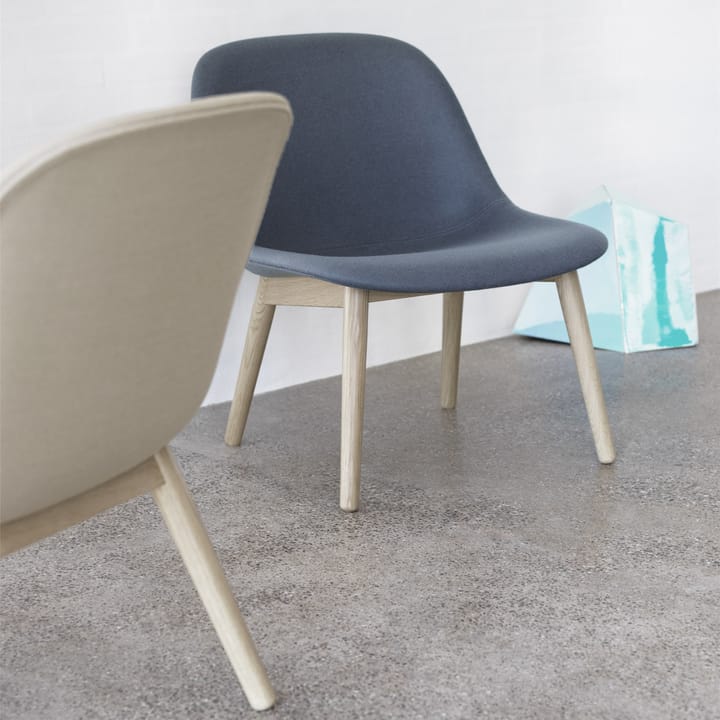 Fiber lounge stol med eikebein - blå - Muuto