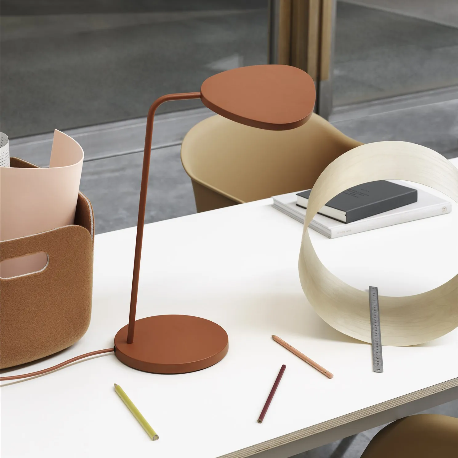 Leaf bordlampe, Copper brown Muuto