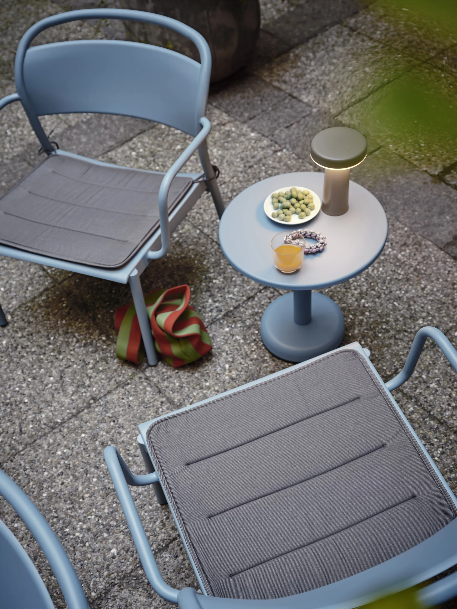 Linear Steel Armchair sittepute, Twitell dark grey Muuto