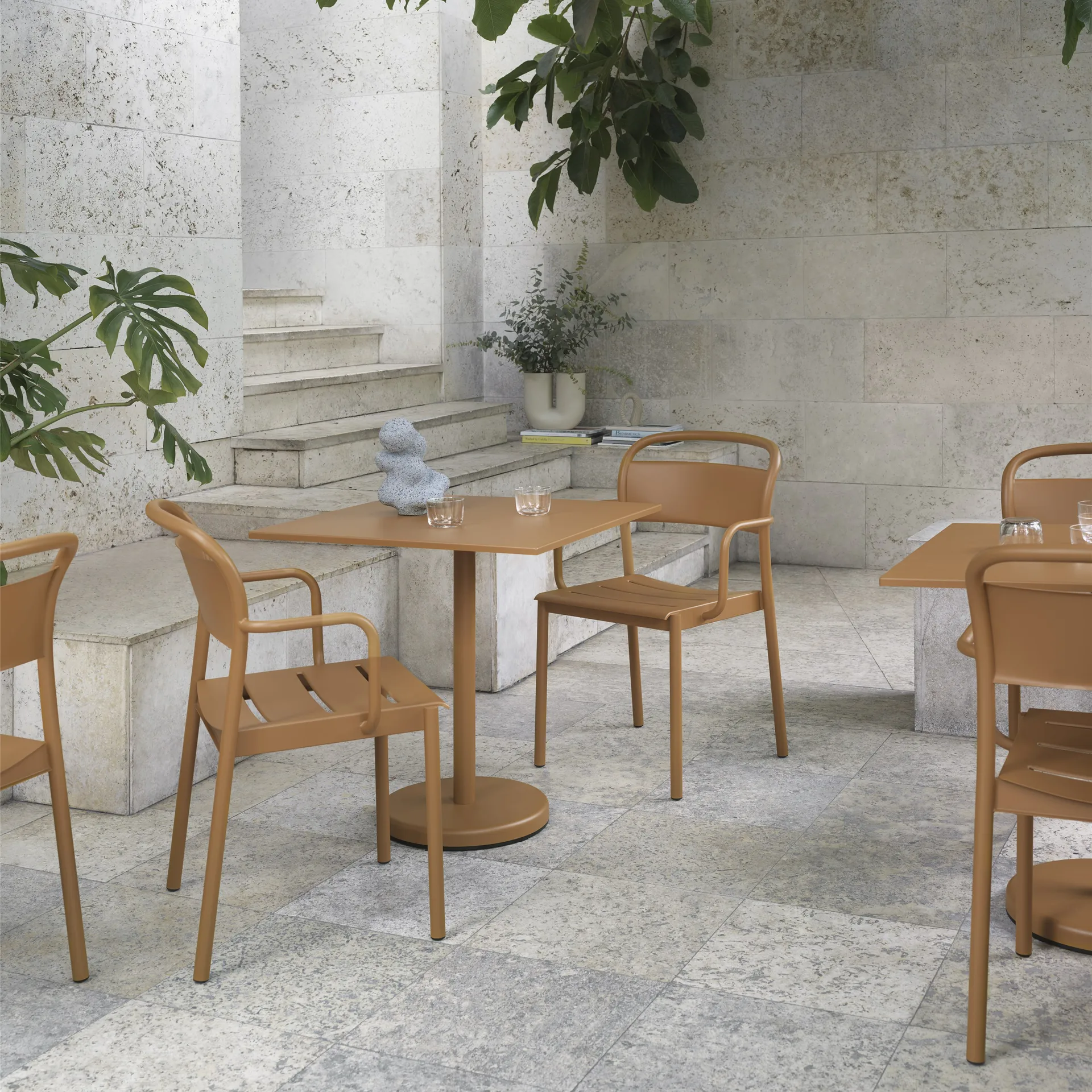 Linear Steel Armchairstol med armlener, Burnt orange Muuto