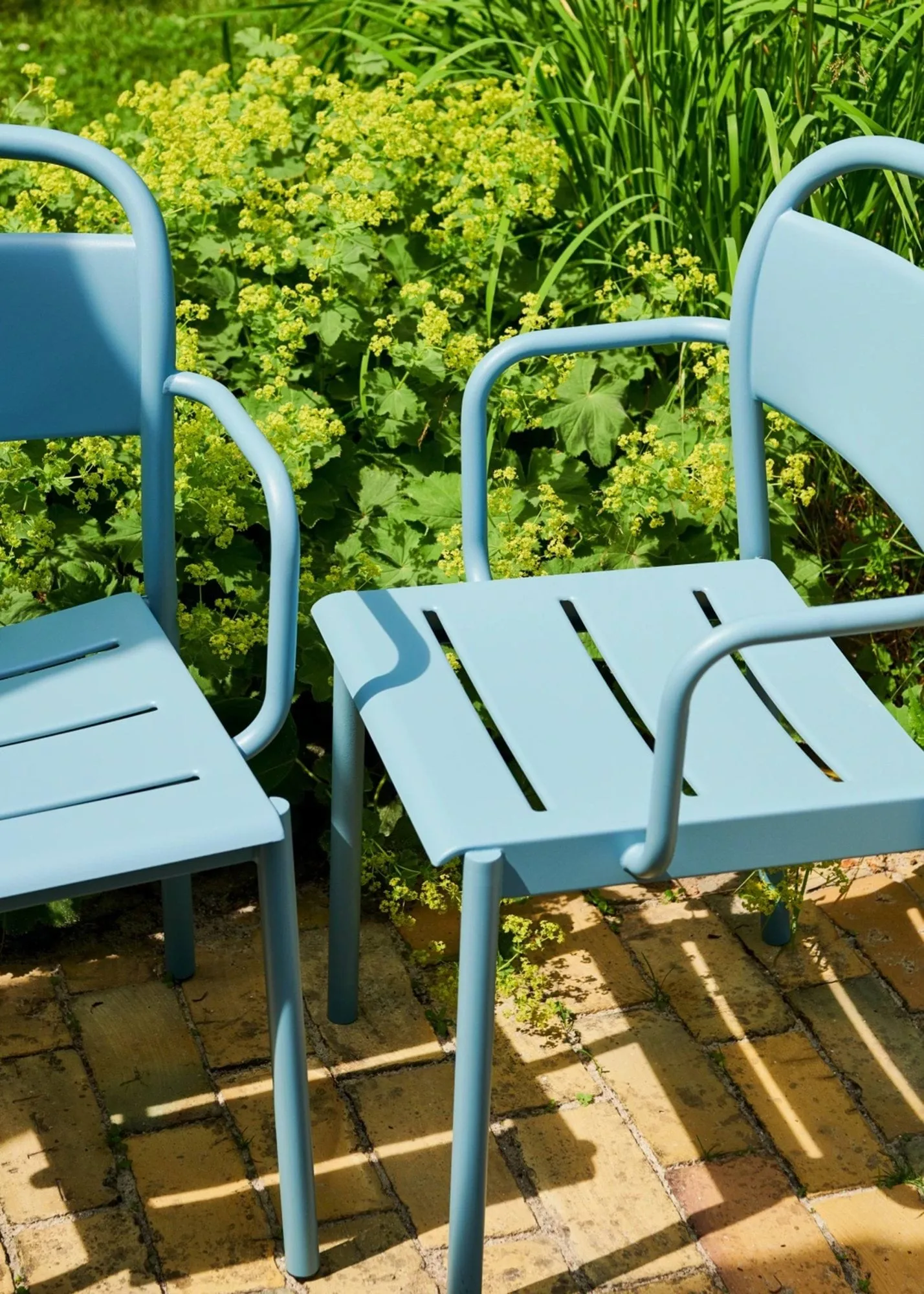 Linear Steel Armchairstol med armlener, Pale blue Muuto
