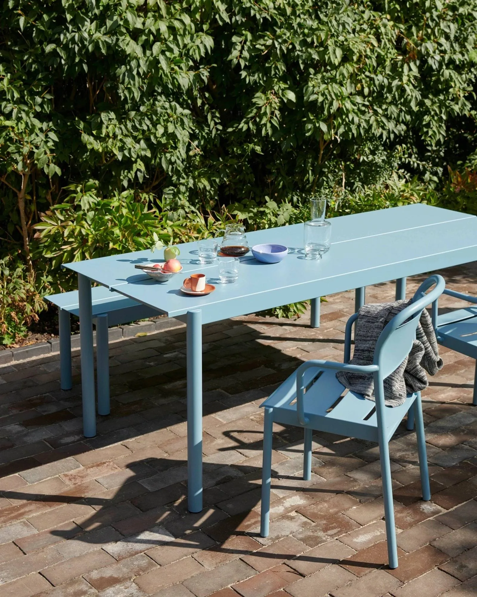 Linear Steel Armchairstol med armlener, Pale blue Muuto