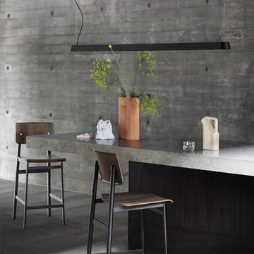 Loft barstol - stained dark brown, høy, sort stålstativ - Muuto