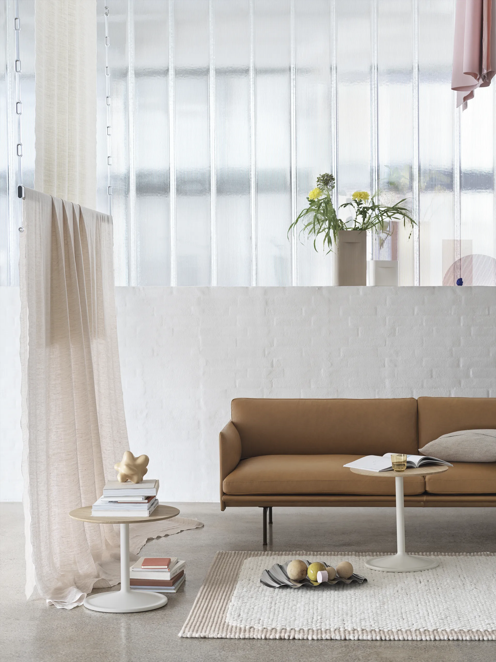Outline 3-seters sofa skinn, Grace leather Camel-svarte ben Muuto