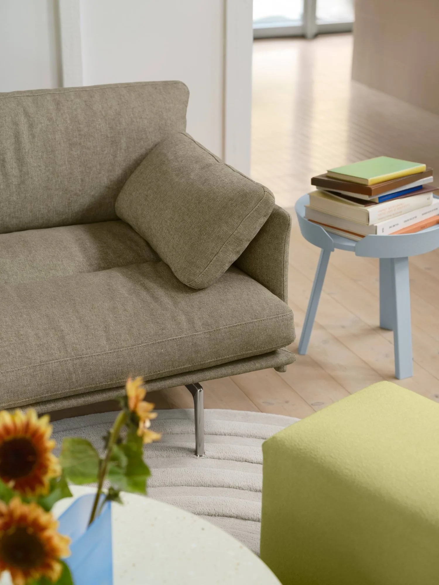 Outline Soft sofa, Clay 15-aluminiumsben, 3-seter Muuto