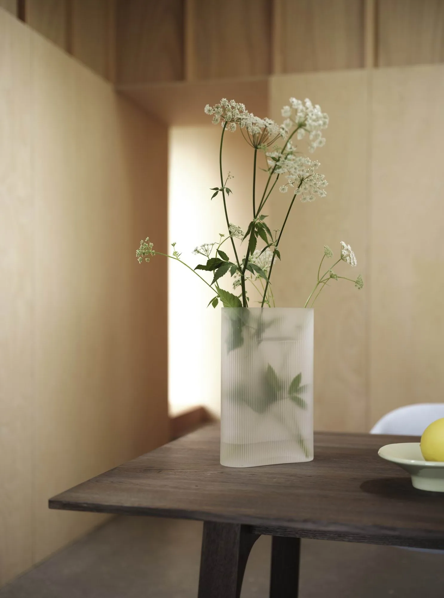 Ridge vase frostat glass 35 cm, Lyseoransje Muuto
