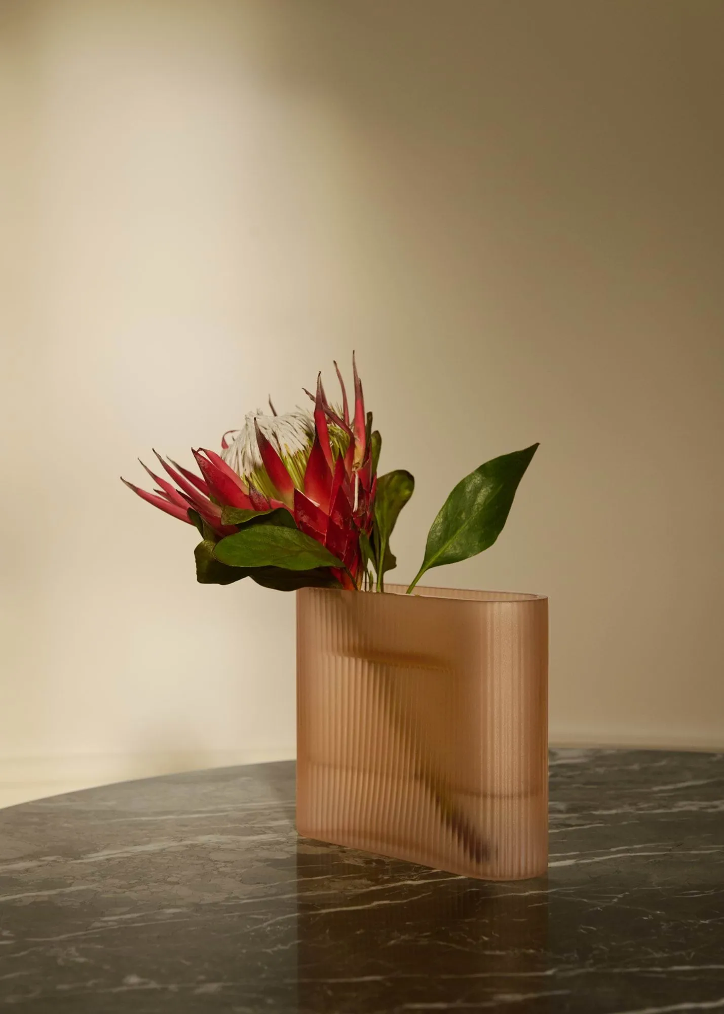 Ridge vase frostet glass 16,5 cm, Lyseoransje Muuto
