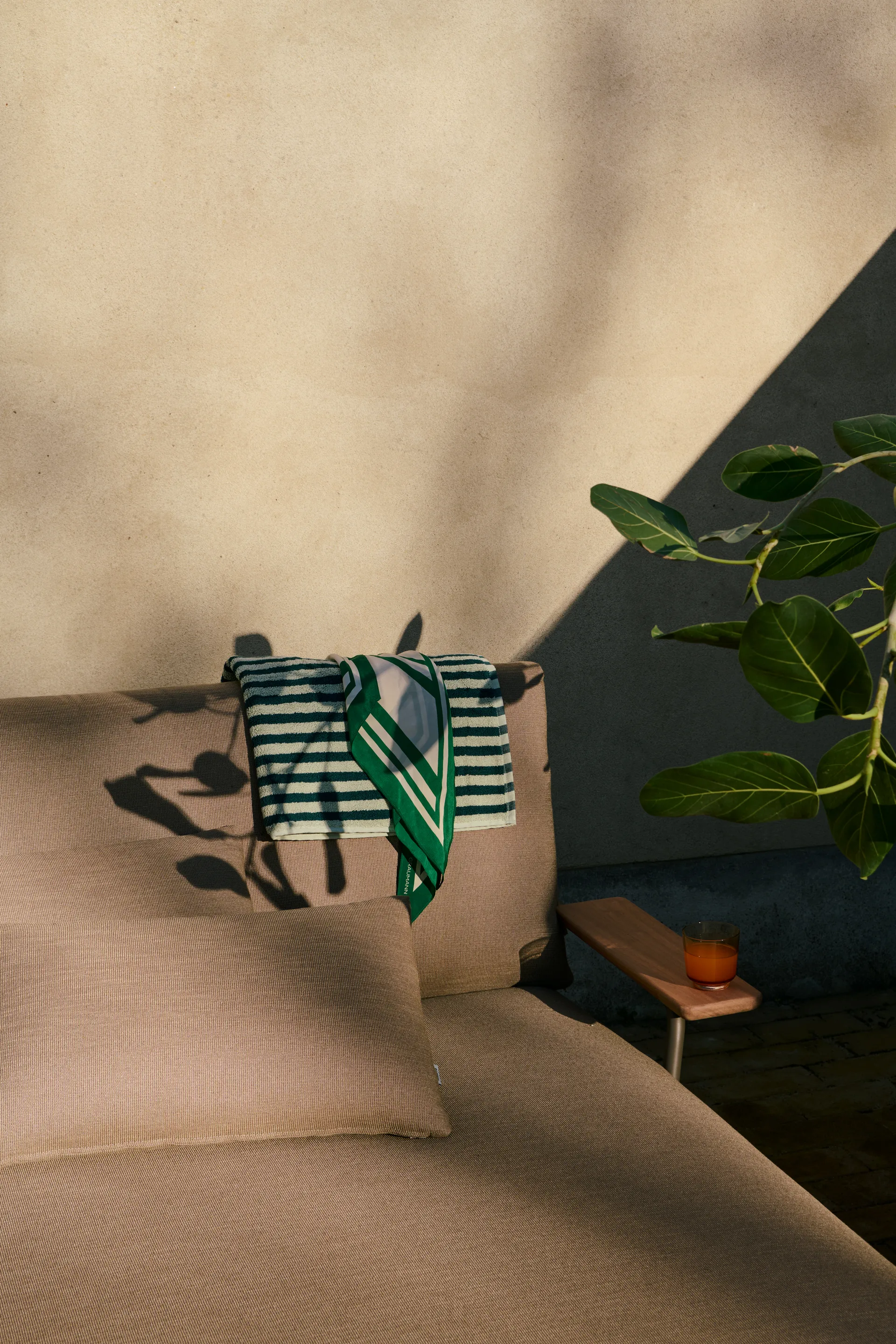 Settle loungeseng, Ribbed Weave 5-taupe, med armlener Muuto