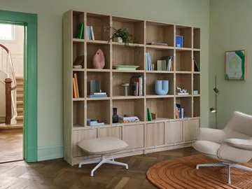 Stacked 2.0 hyller med ryggskive, small - eik - Muuto