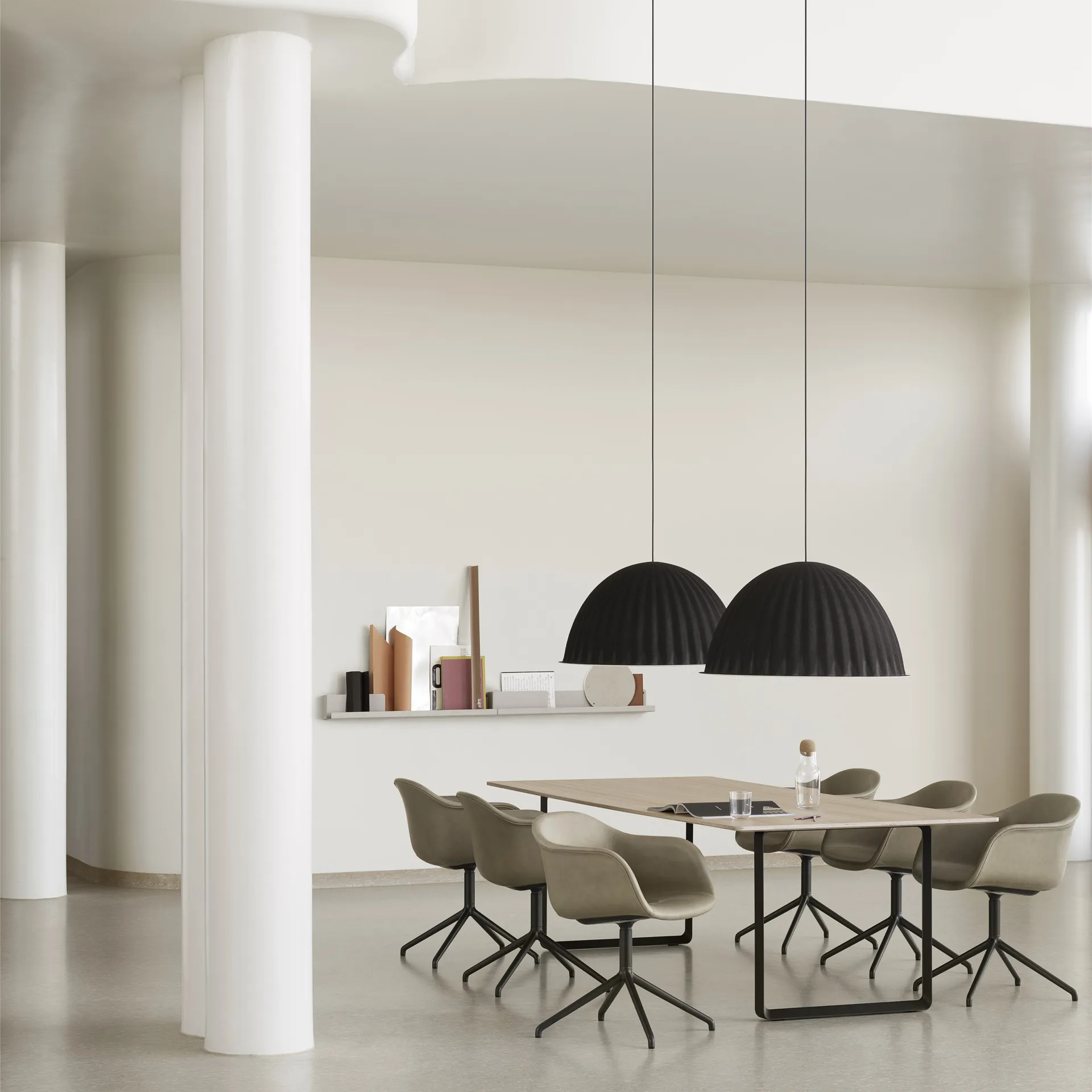 Under the bell taklampe Ø 82 cm, svart Muuto