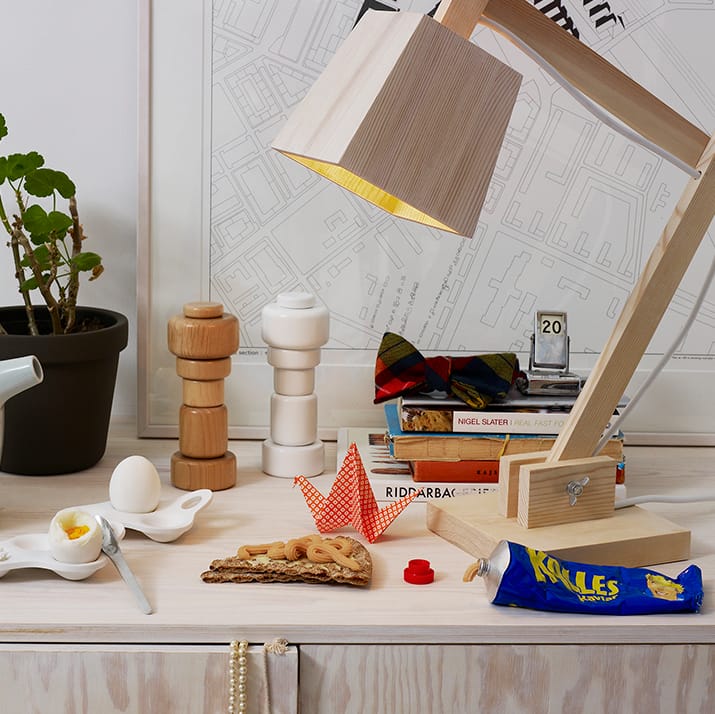 Wood skrivebordslampe - hvit ledning - Muuto