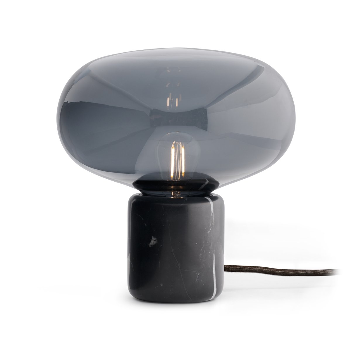 Bilde av New Works Karl-Johan bordlampe Black marquina-smoked glass