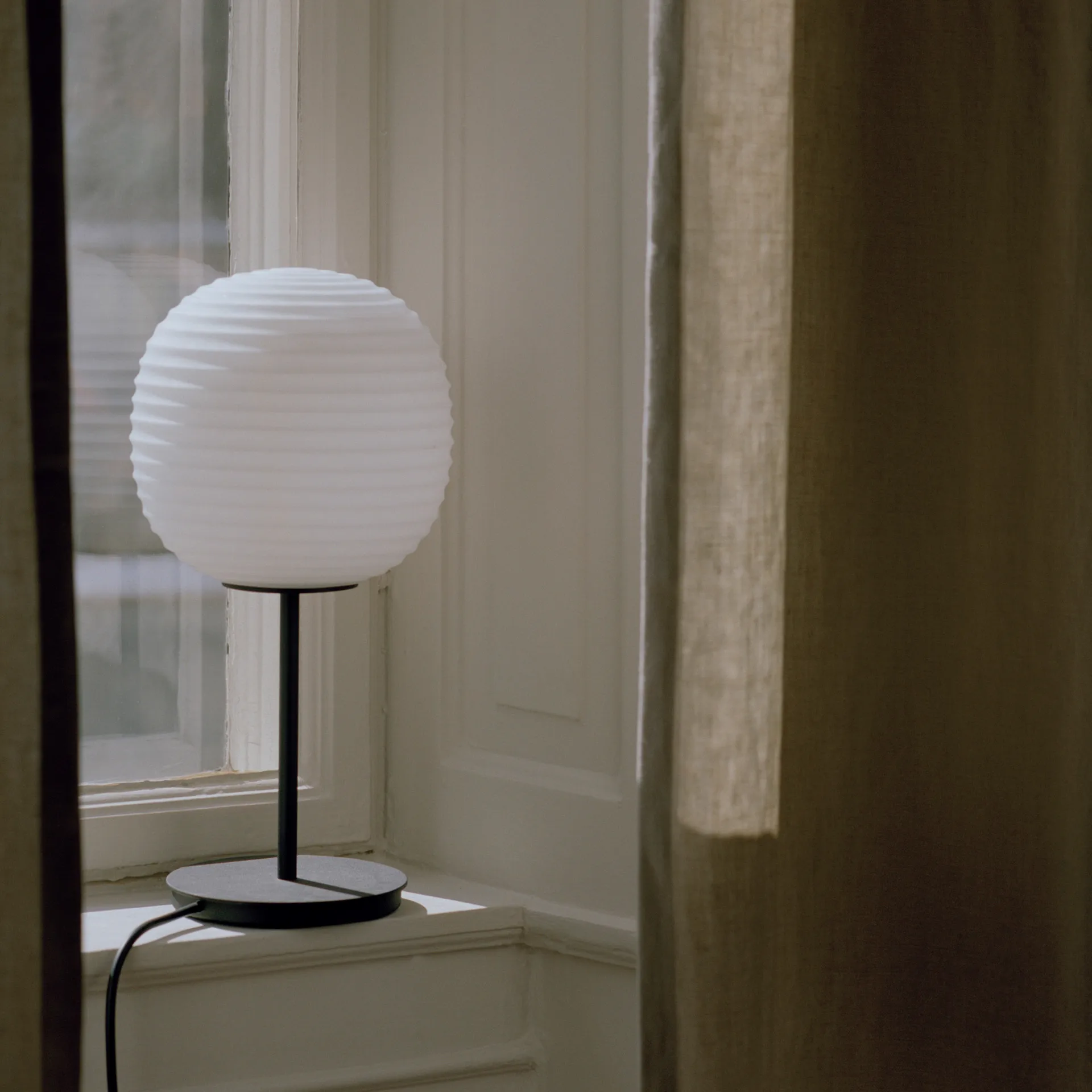 Lantern bordlampe small, Frosted white opal glass New Works