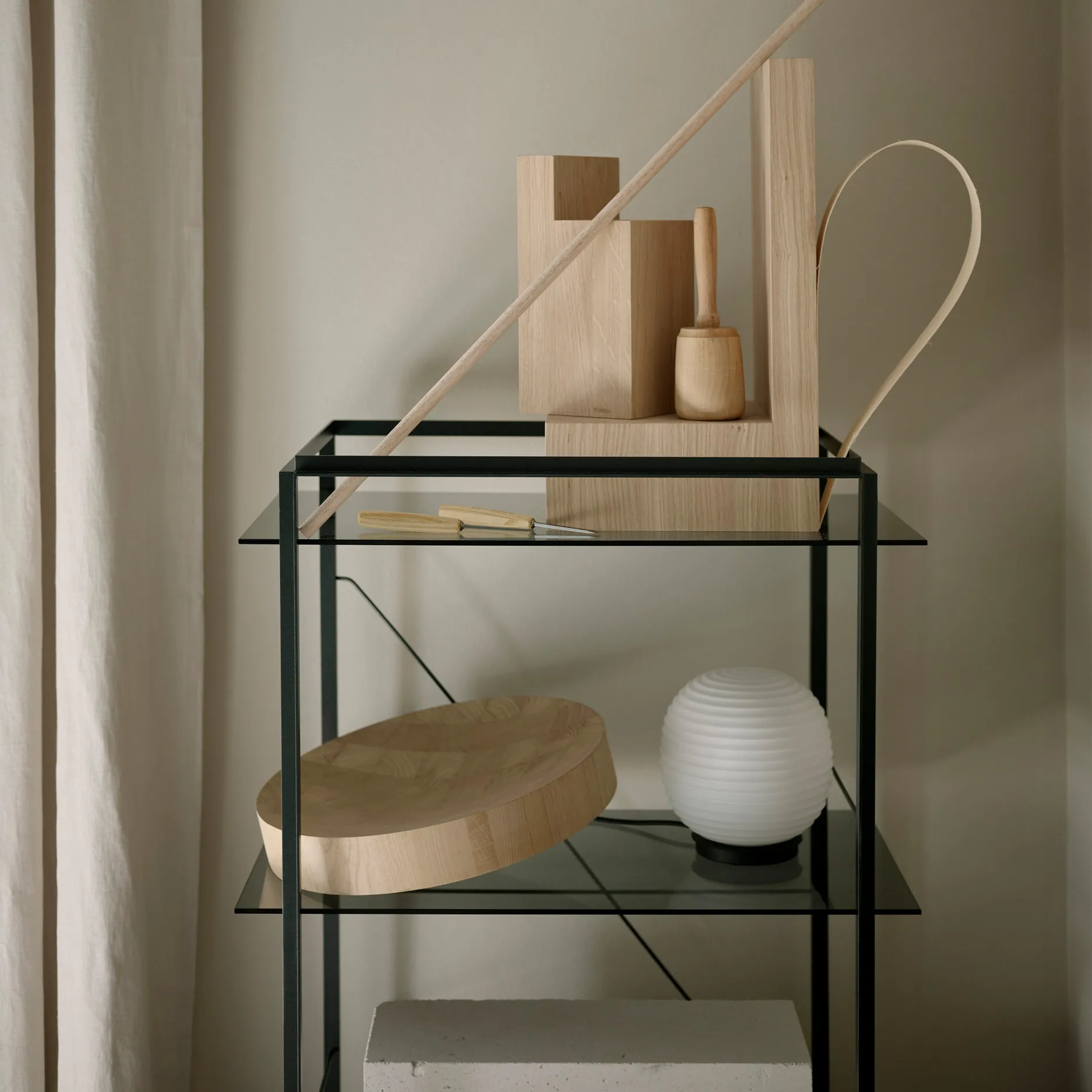 Lantern Globe bordlampe small, Frosted white opal glass New Works