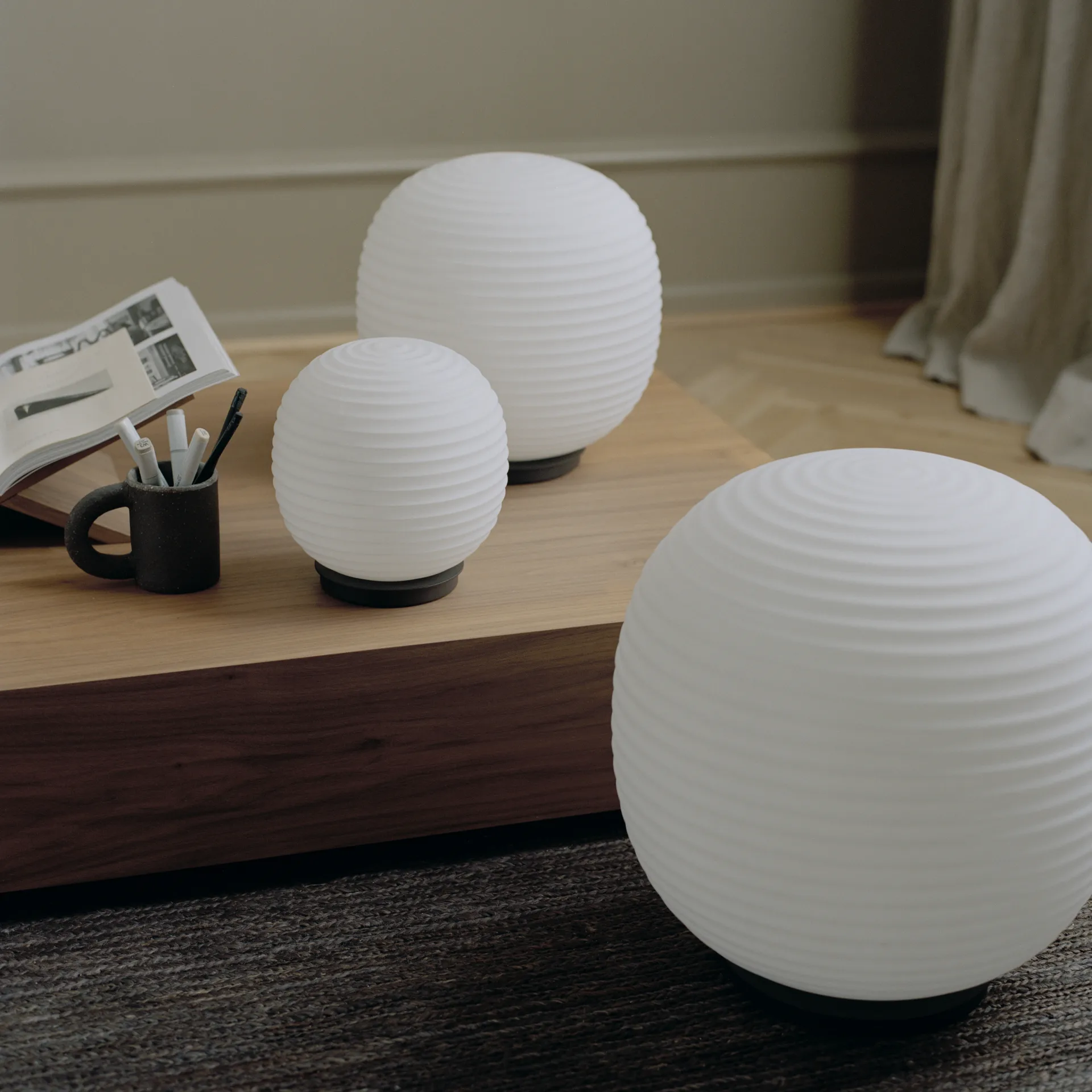 Lantern Globe gulvlampe large, Frosted white opal glass New Works