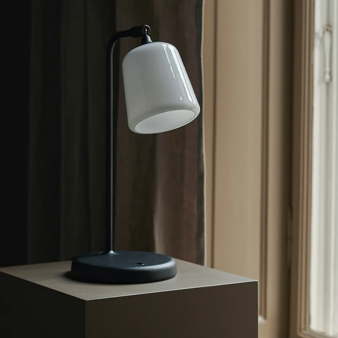 Material bordlampe, White opal glass New Works