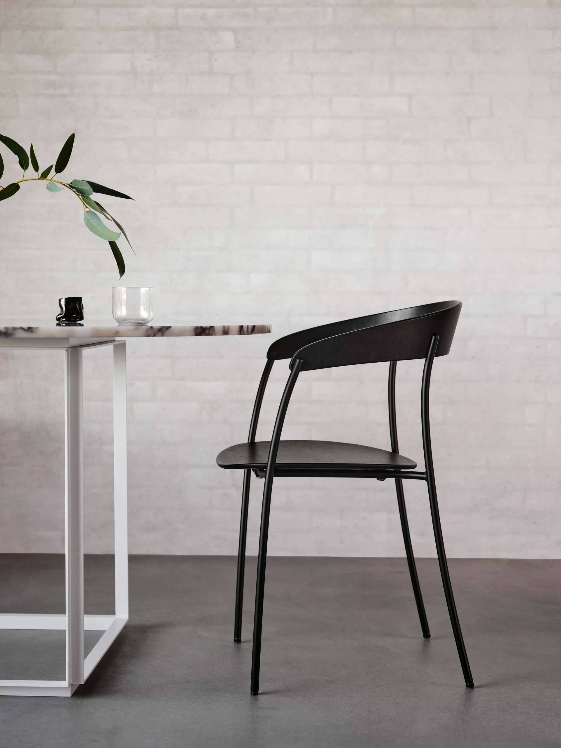 Missing karmstol, Svart ask New Works