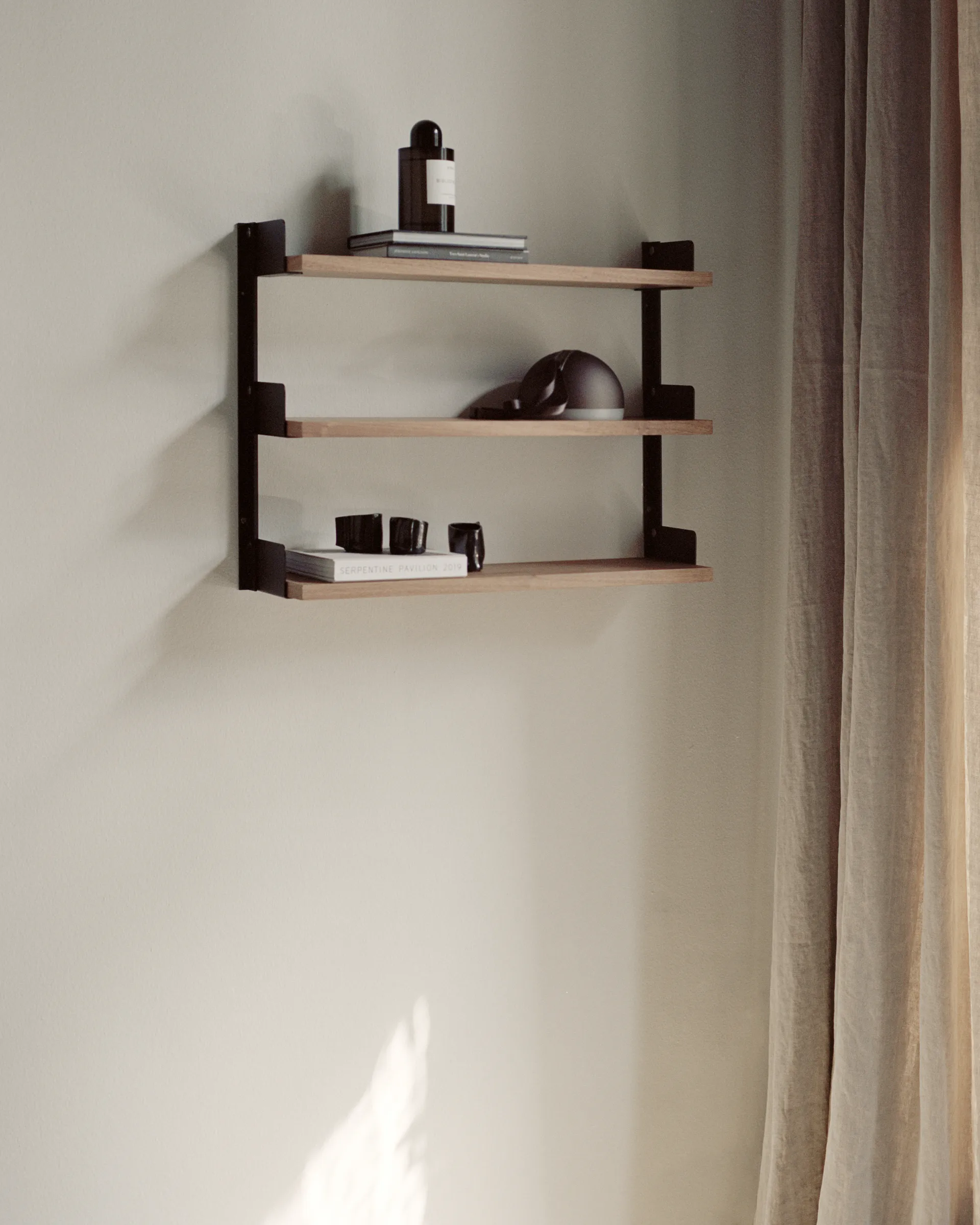 New Works Tea Shelf vegghengt hylle 46x62,5 cm, Valnøtt New Works