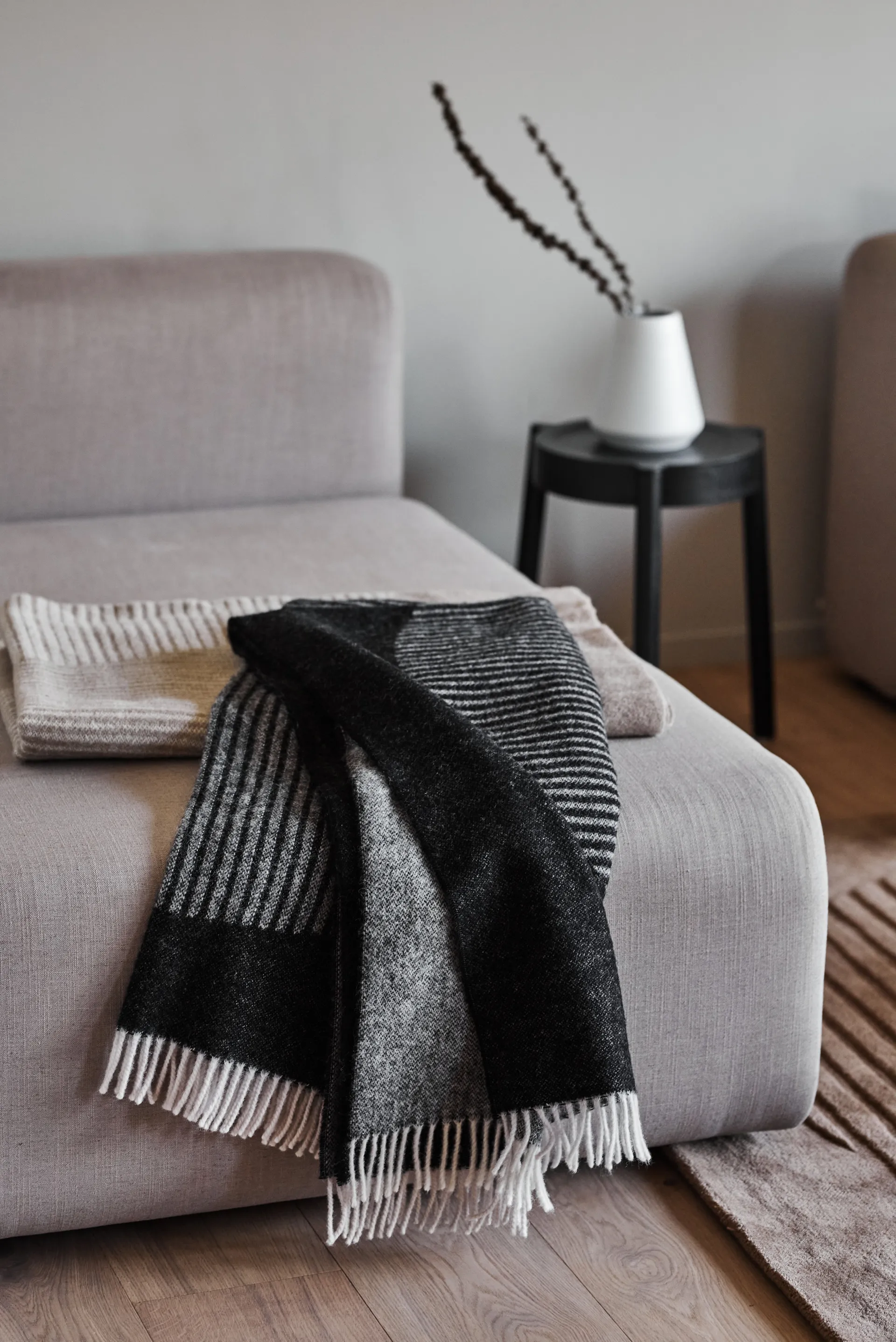 Circles ullpledd 130 x 185 cm, Svart NJRD