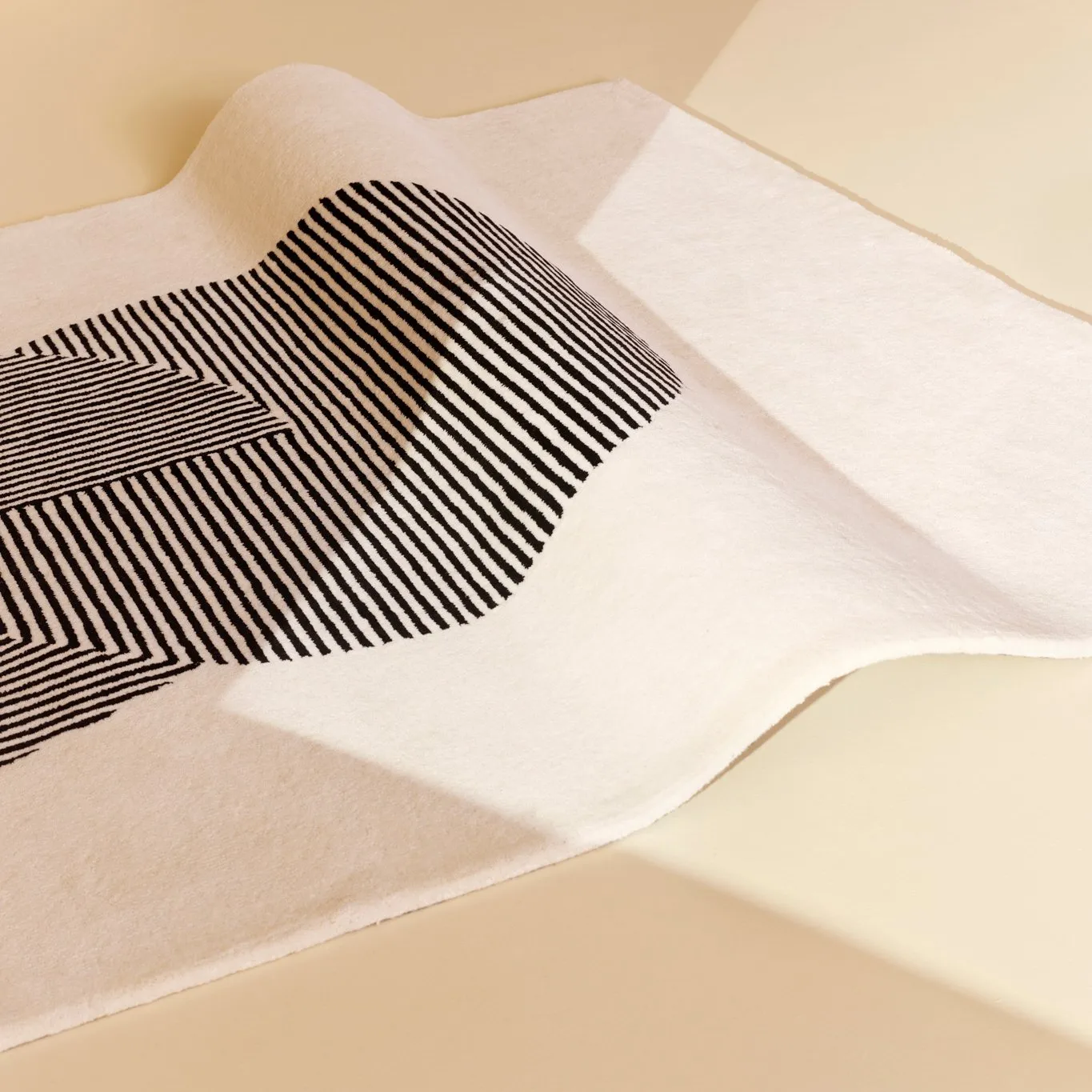 Circles ullteppe naturhvit, 170x240 cm NJRD