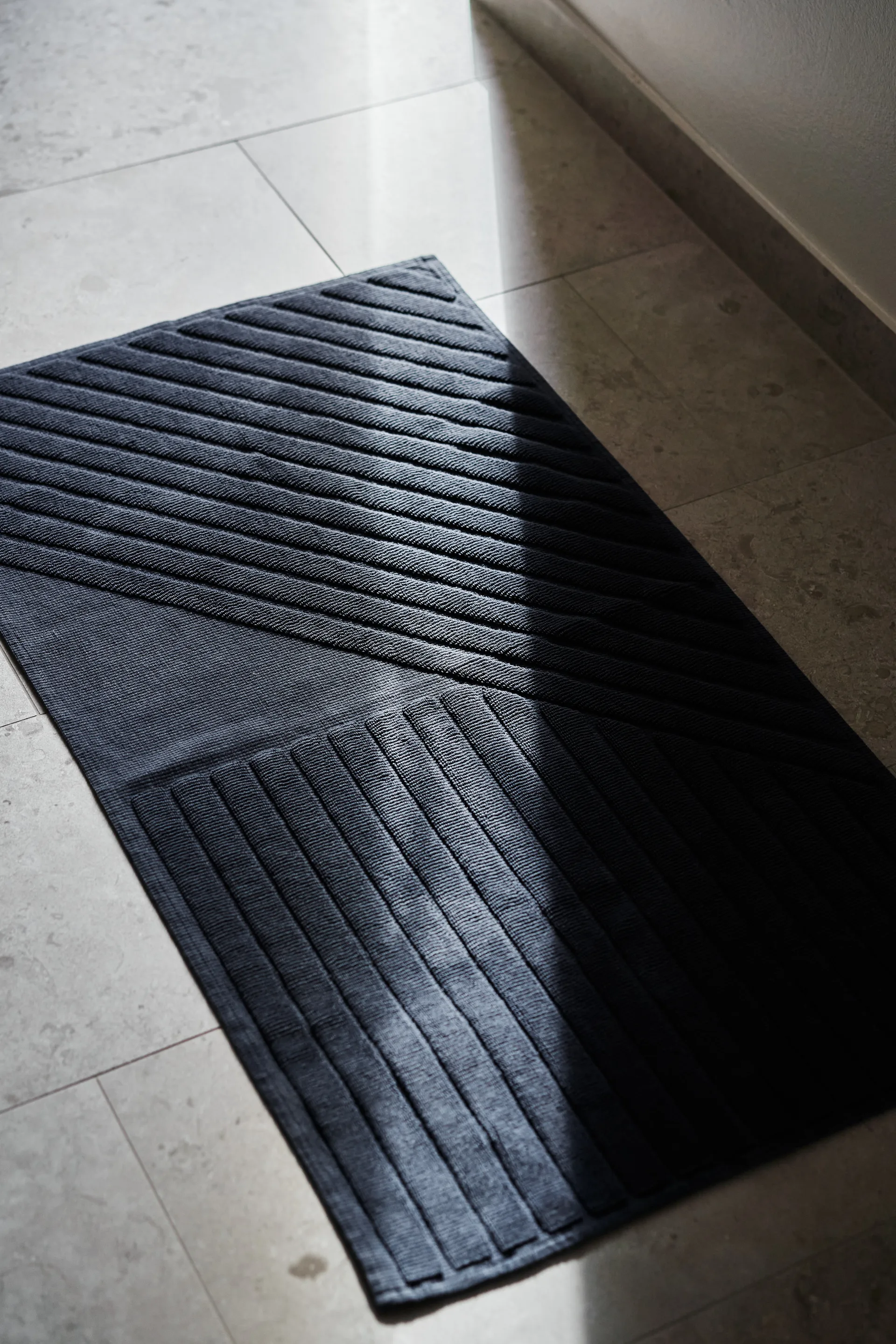 Stripes baderomsmatte 50 x 90 cm , Blå NJRD