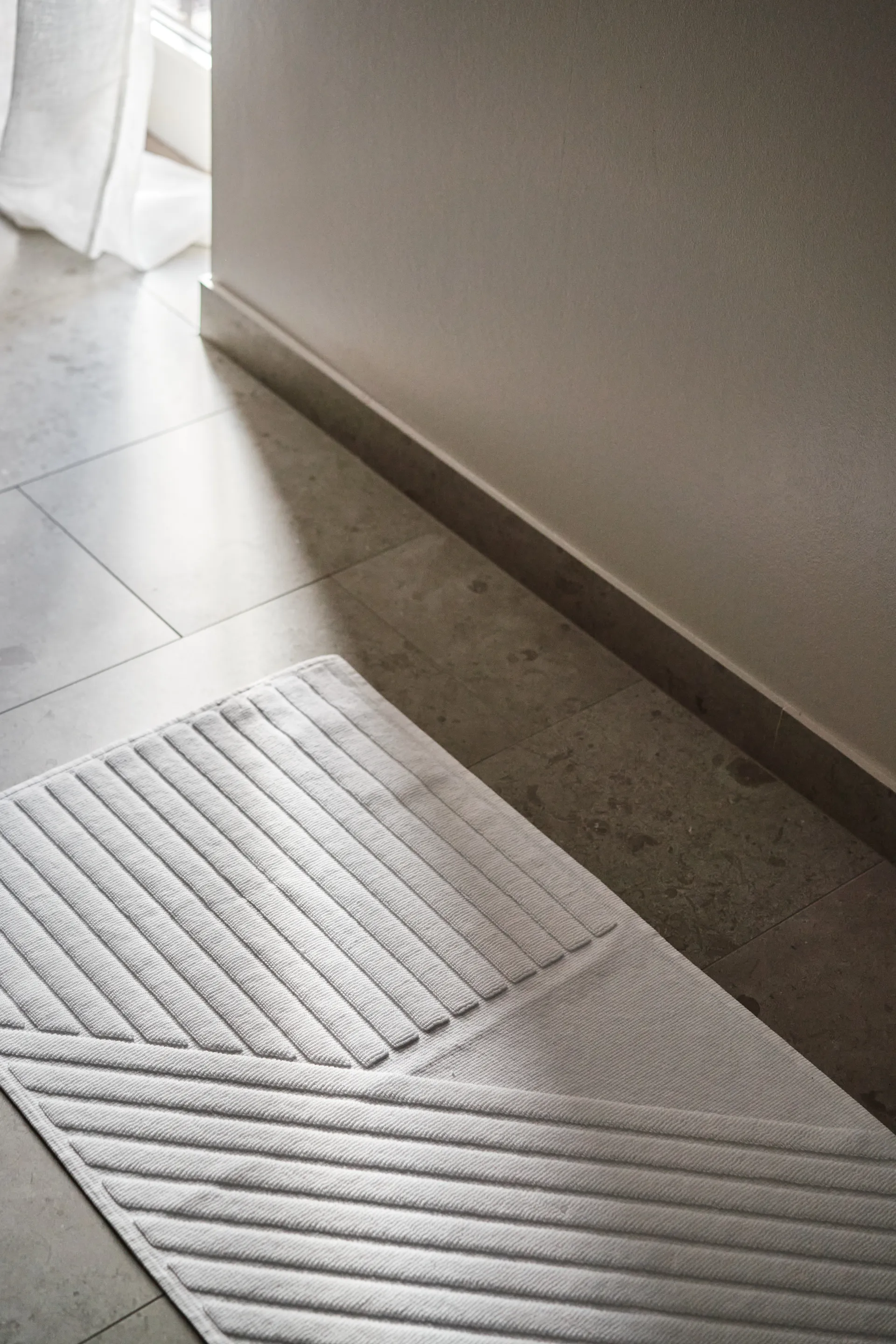 Stripes baderomsmatte 50 x 90 cm , Hvit NJRD