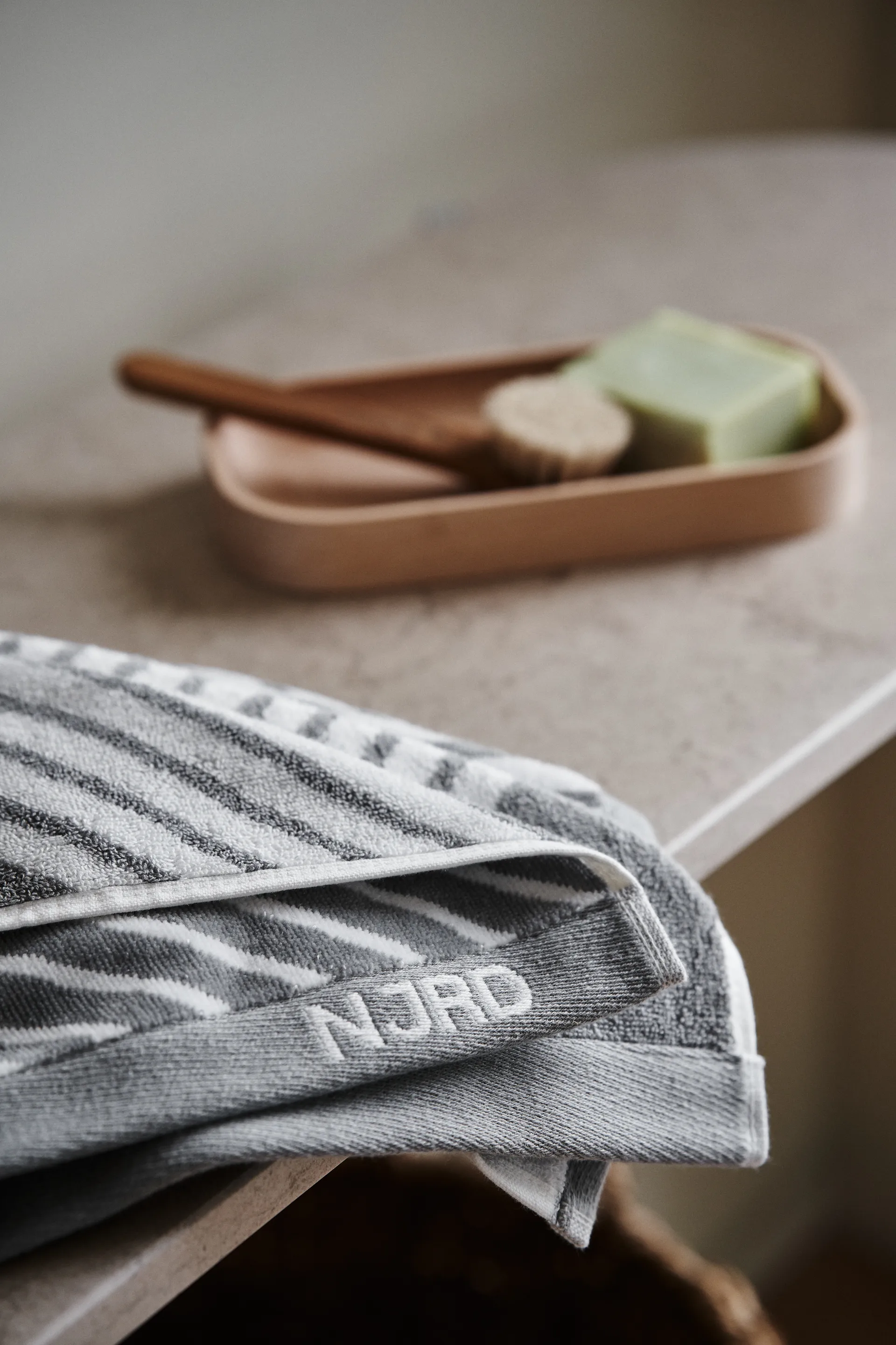 Stripes håndkle 50x70 cm, Grå NJRD