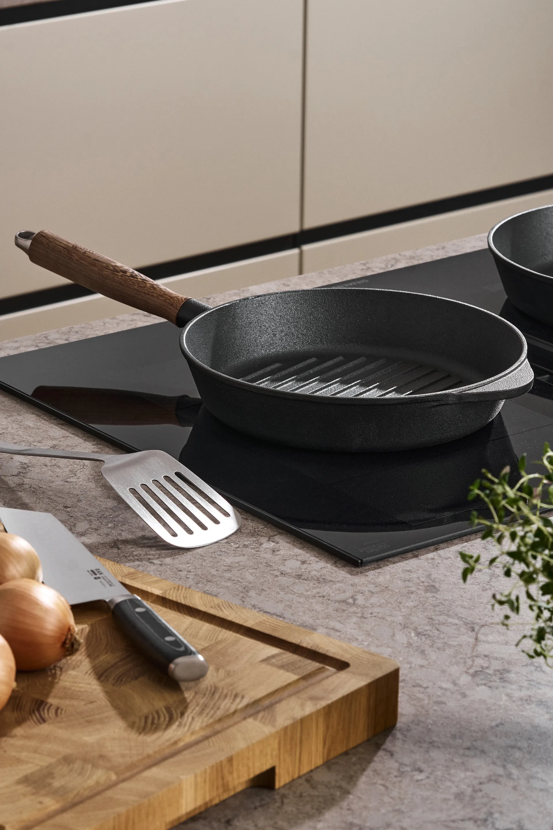 Nordwik grillpanne støpejern med trehåndtak, 28 cm Nordwik