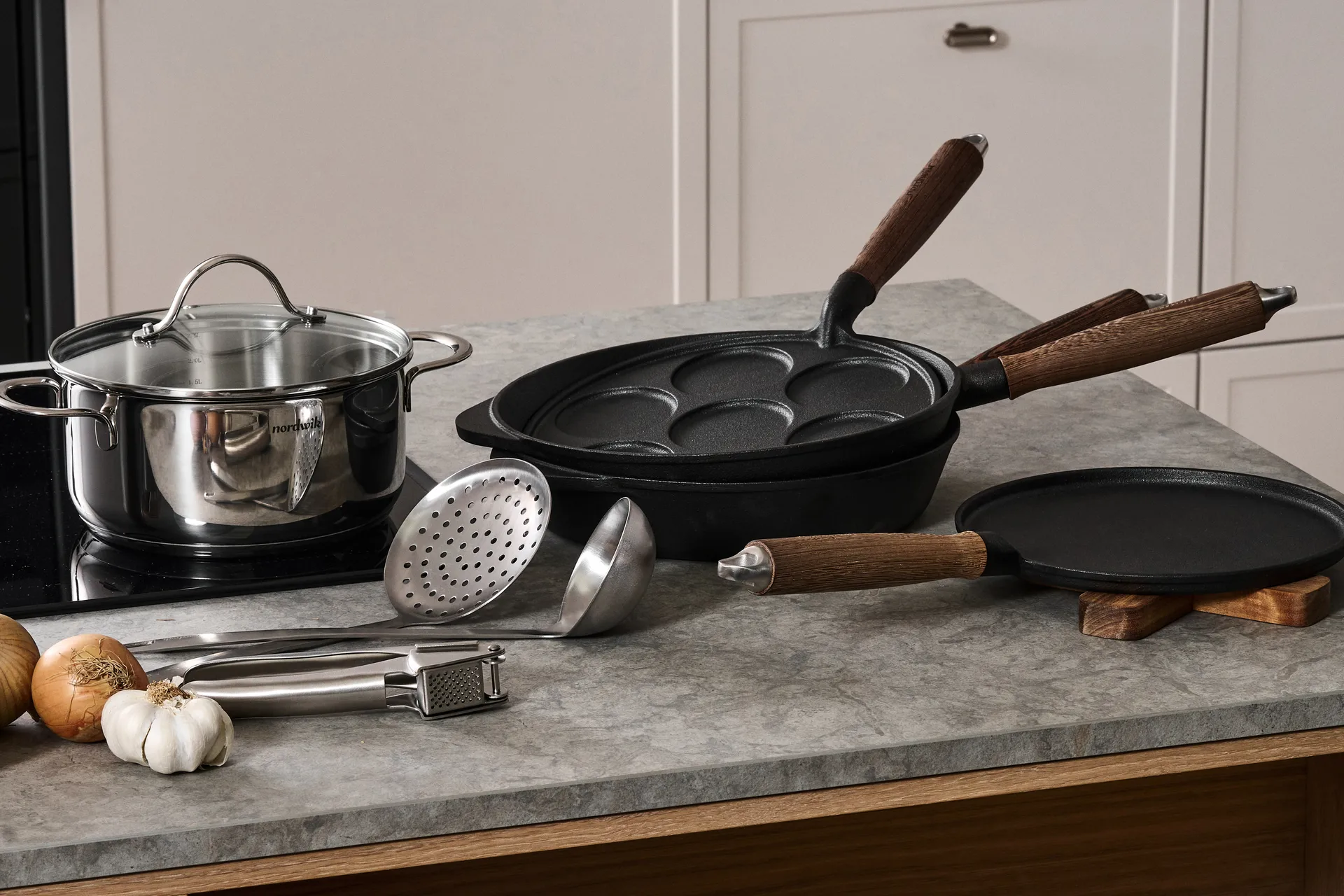 Nordwik pannekakepanne i støpejern med trehåndtak, 23 cm Nordwik