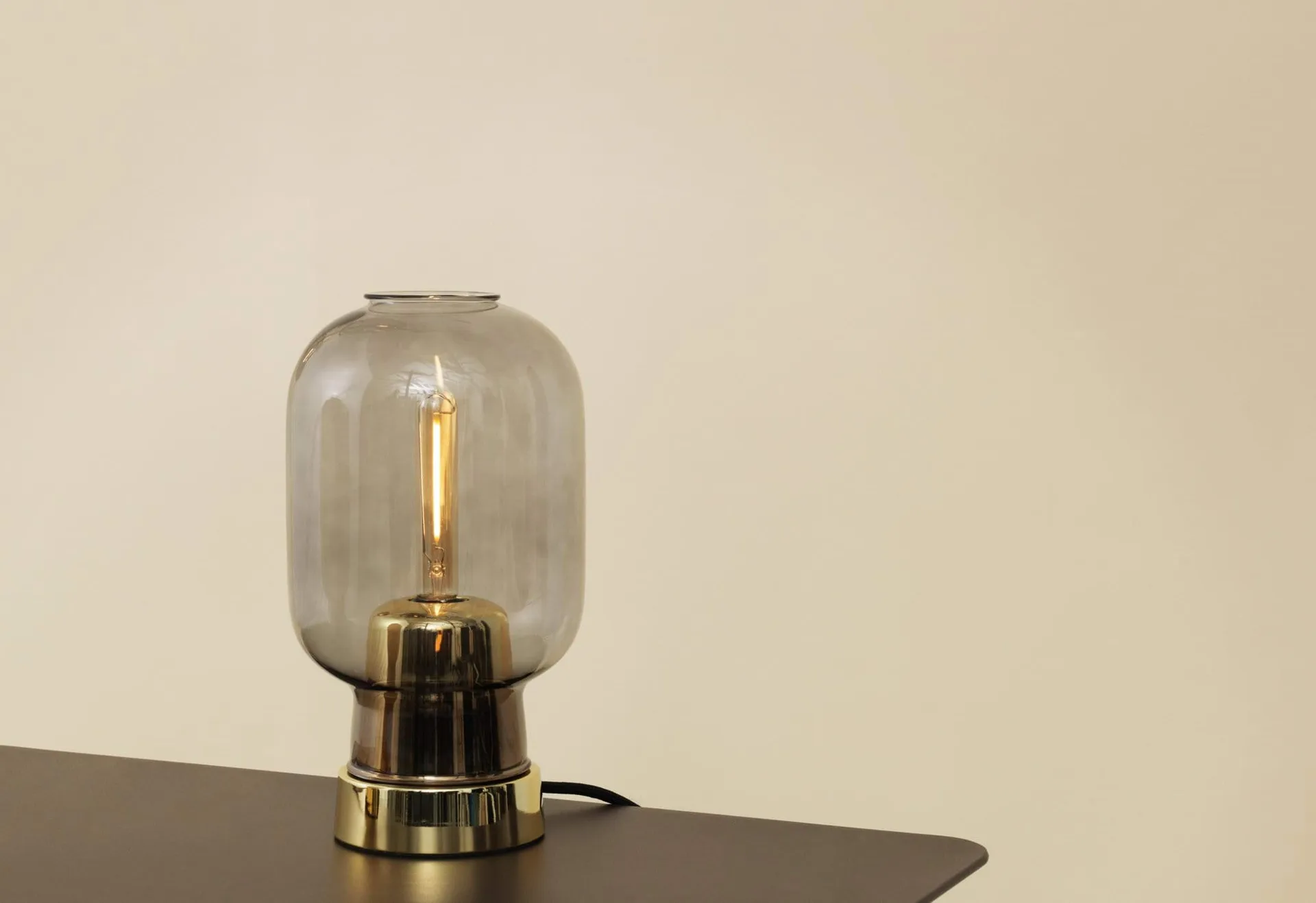 Amp bordlampe, grå-messing Normann Copenhagen