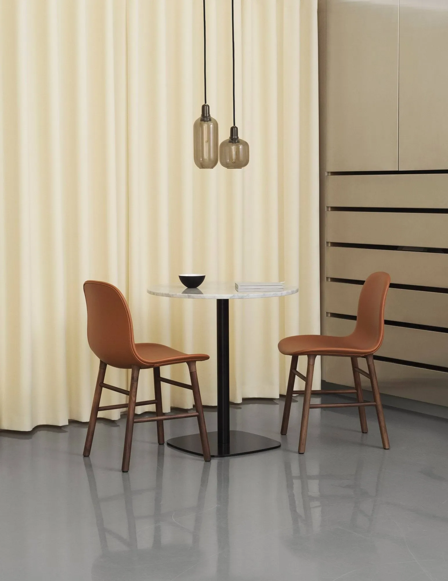 Amp lampe stor, grå-sort Normann Copenhagen