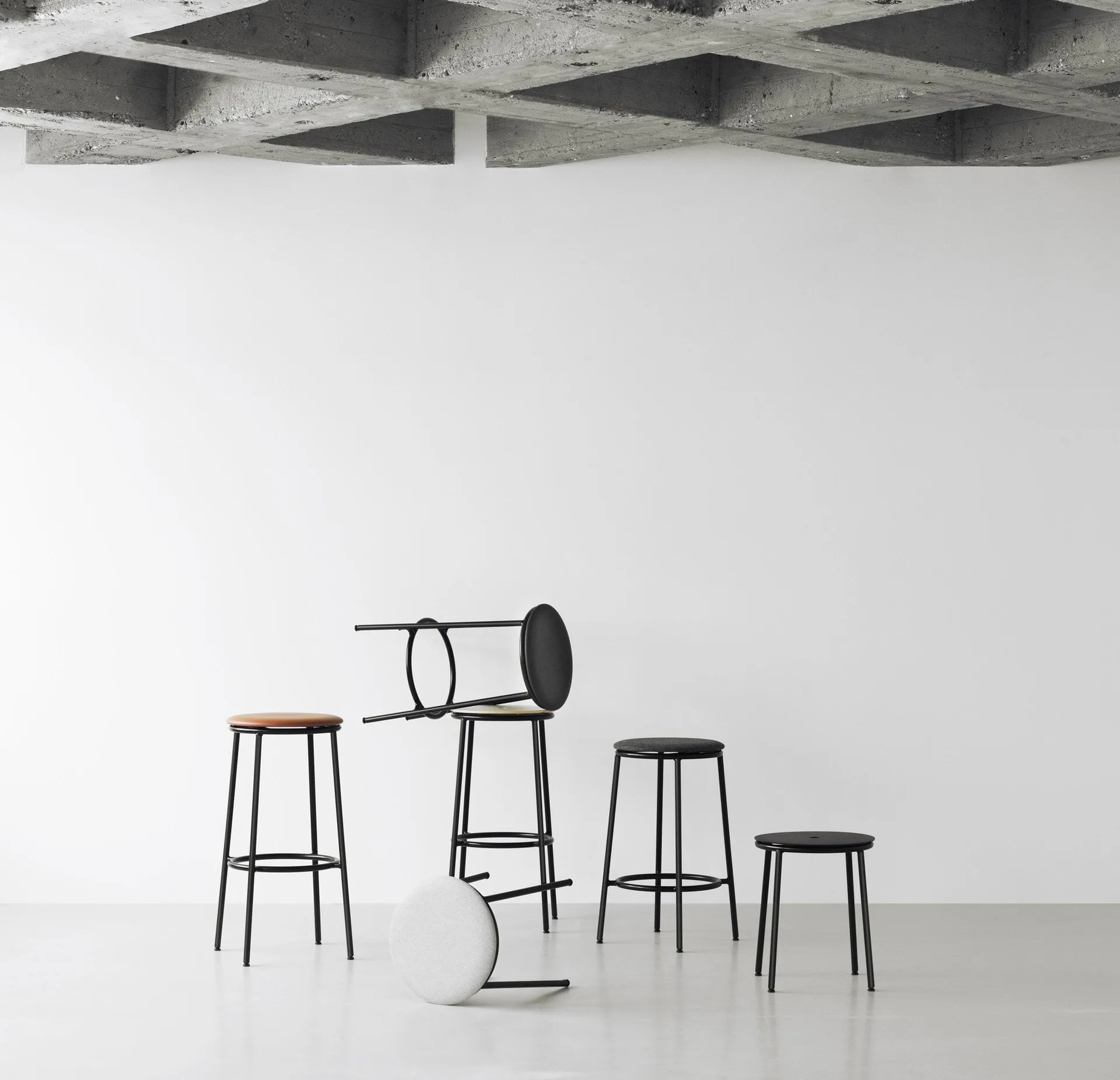 Circa krakk 45 cm, Svart aluminium Normann Copenhagen