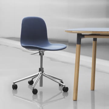 Form chair, dreibar stol, 5W kontorstol - hvit, sort aluminium, hjul - Normann Copenhagen