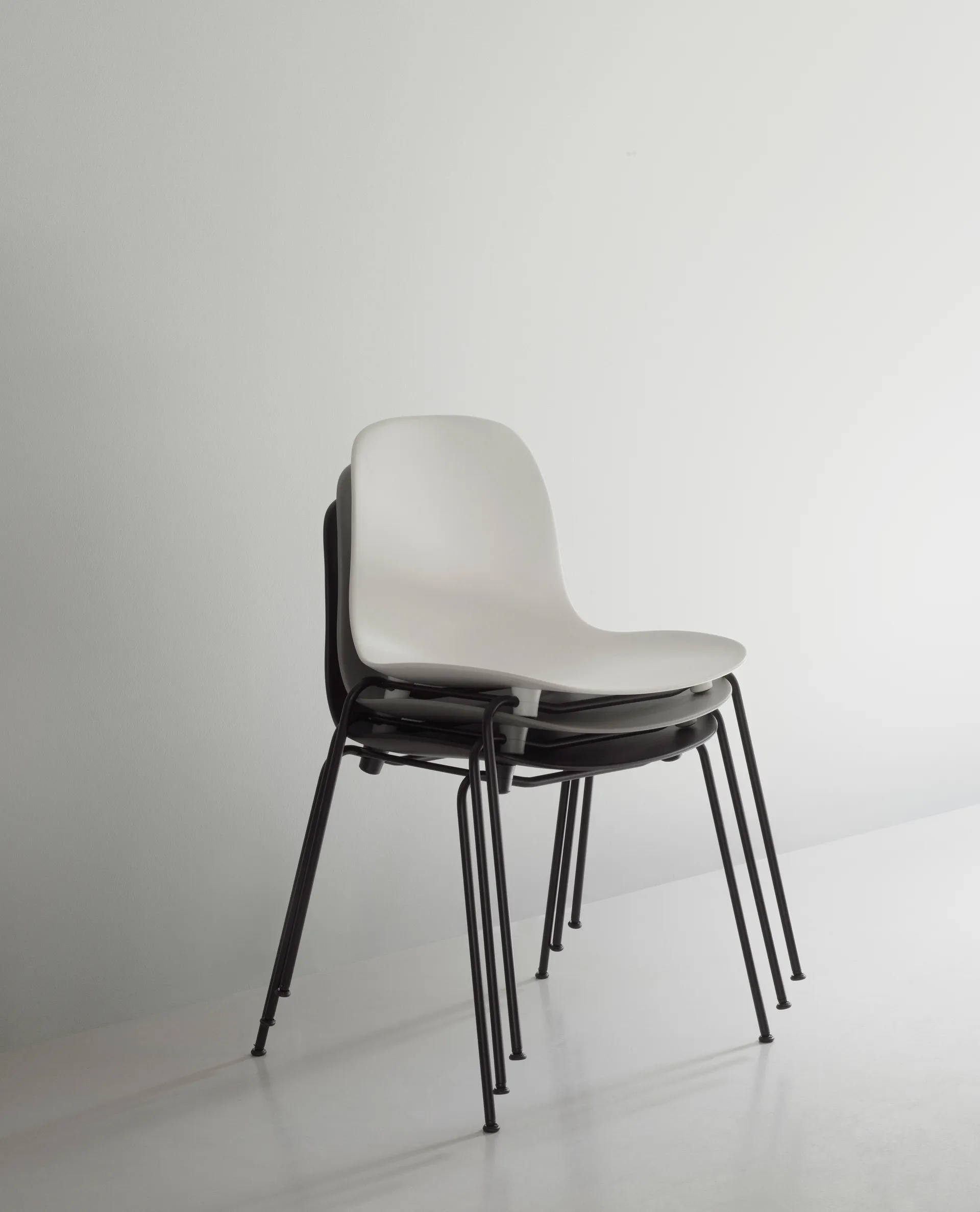 Form Chair stablebar stol svarte ben 2-pk, Grå Normann Copenhagen