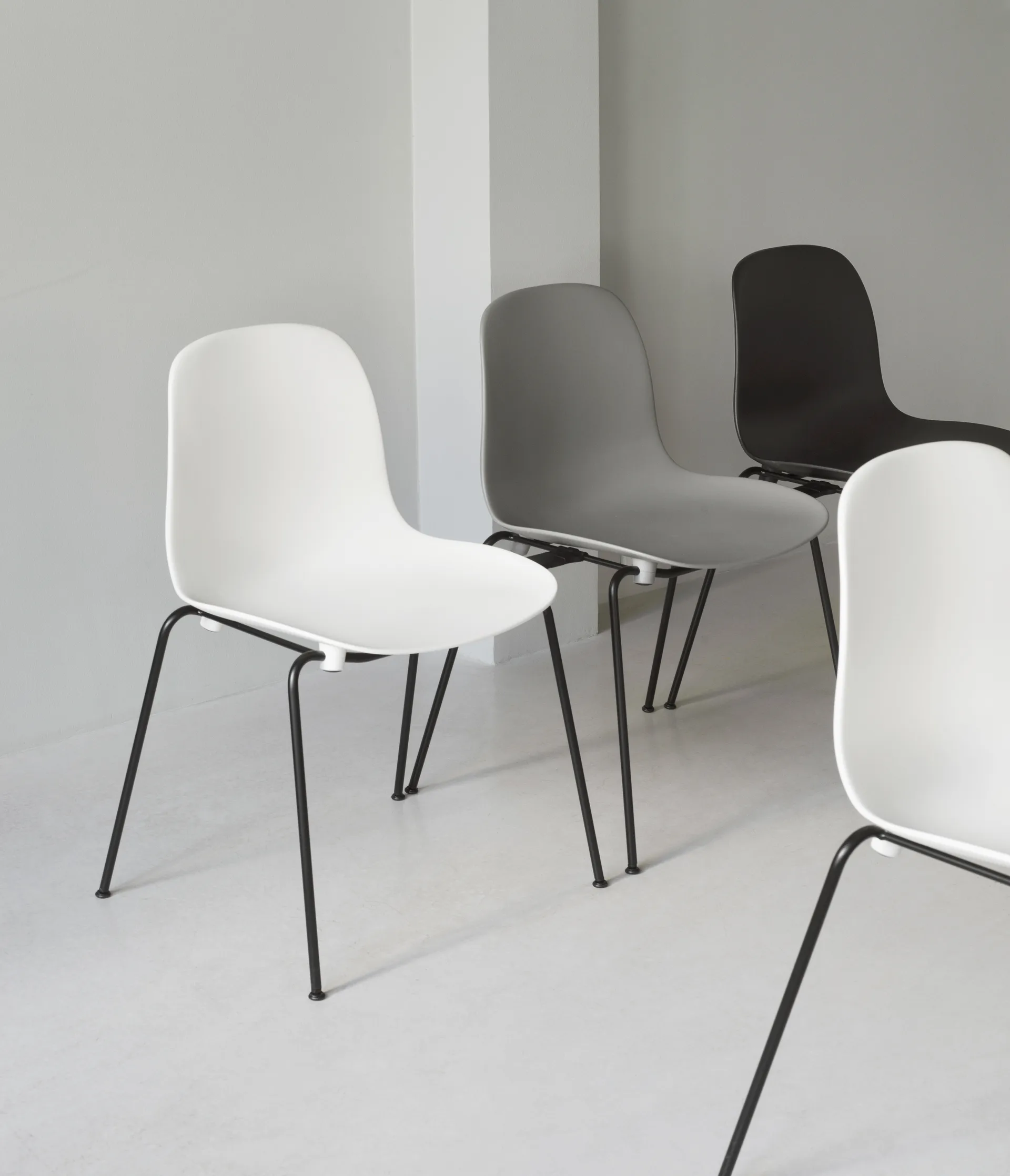 Form Chair stablebar stol svarte ben 2-pk, Hvit Normann Copenhagen