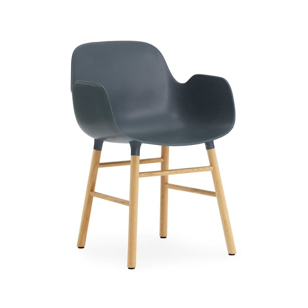 Normann Copenhagen Form karmstol blue, eikeben | Skandinavisk Design | Stoler | Blå