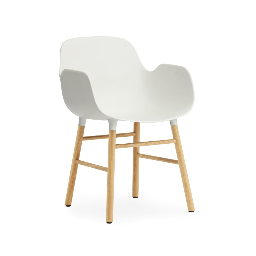 Normann Copenhagen Form karmstol white, eikeben | Skandinavisk Design | Stoler | Hvit