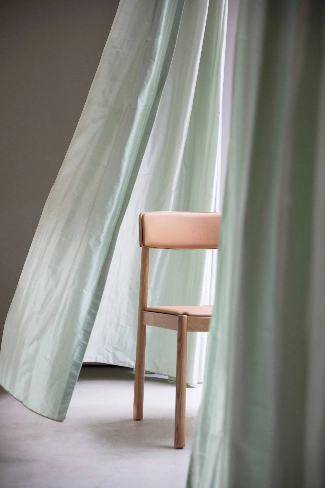 Timb stol med pute, Tan/Ultra Leather – Camel Normann Copenhagen