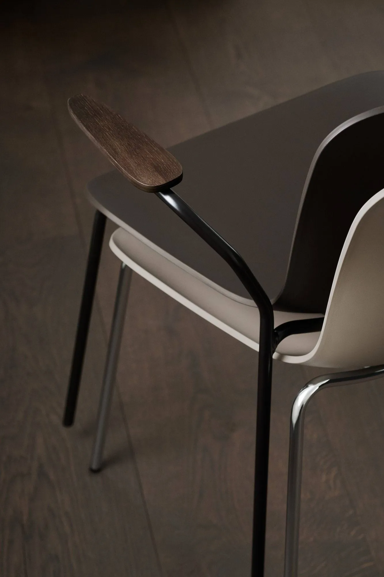 Langue stol med armlener, Warm grey-krommet stativ, armlener light smoke NORR11